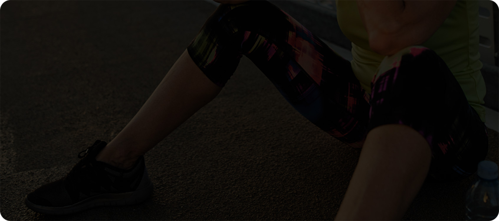 Femme sur la chaussée, genoux fléchis